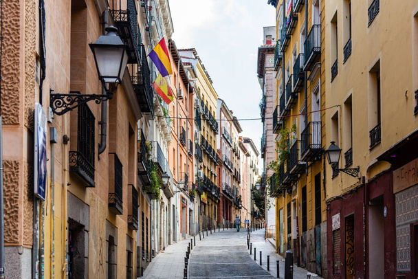 Madrid, Španělsko - 22. října 2022: Pohled na ulici Lavapies Quarter v Madridu. Byl dlouho považován za nejtypičtější čtvrť Madridu, nyní jeho velká populace imigrantů. - Fotografie, Obrázek