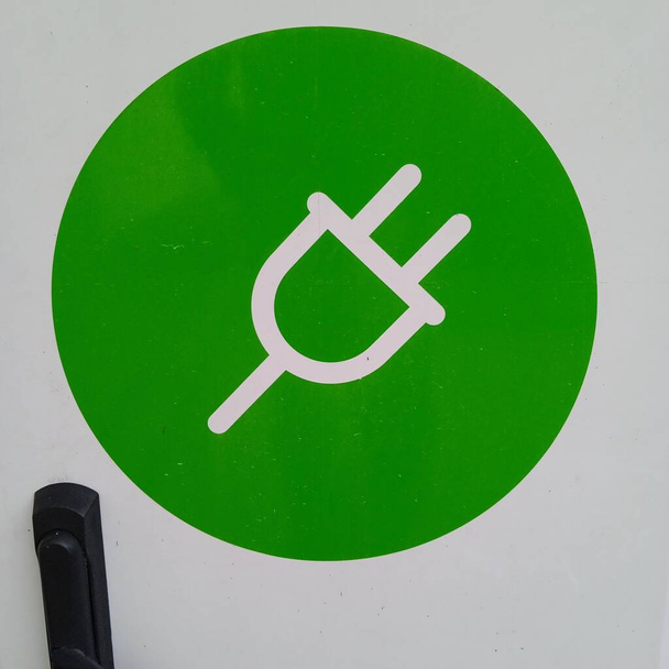 een logo of symbool voor groene elektriciteit, energie uit hernieuwbare bronnen - Foto, afbeelding