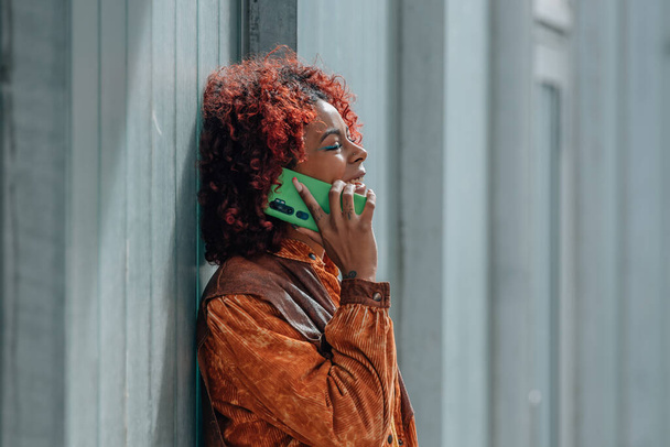 afro-americana com telefone celular na cidade - Foto, Imagem