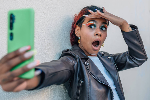 sorpreso e stupito afro americano donna guardando il telefono - Foto, immagini
