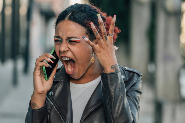 arrabbiato urlando donna con il telefono cellulare in strada - Foto, immagini