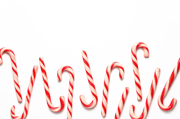Bastones de caramelo de Navidad sobre fondo blanco con espacio de copia. - Foto, Imagen
