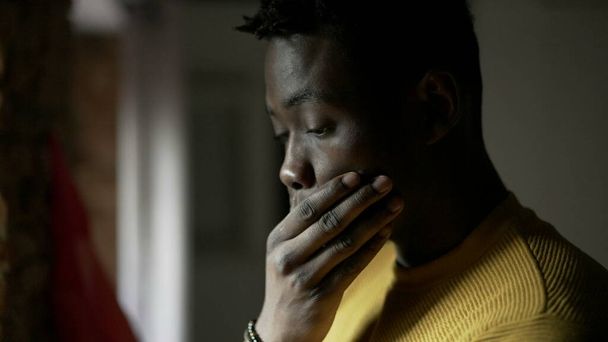 Afričan stojí u okna a myslí na život. Znepokojené obavy - Fotografie, Obrázek