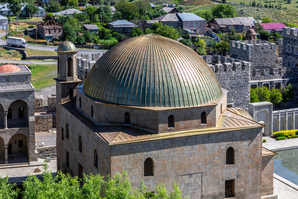 Moschea Akhmediye edificio con cupola d'oro in Akhaltsikhe (Rabati) Cortile del castello, fortezza medievale in Akhaltsikhe con giardini e fortificazioni sullo sfondo. - Foto, immagini