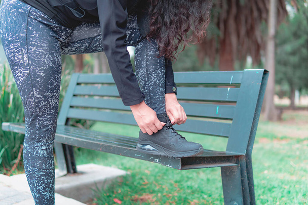 Lenkkarit. lähikuva naisesta sitomassa kengännauhoja. Naisten lenkkari valmis ulkona käynnissä puistossa tai metsässä. - Valokuva, kuva