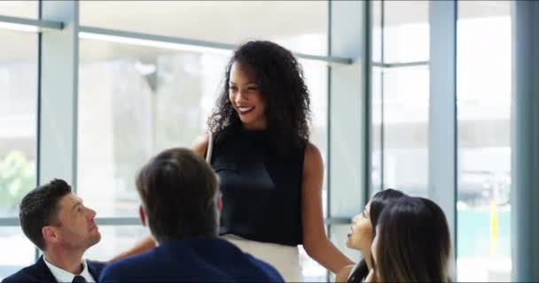 Leider, presentatie en zakenmensen in vergadering voor strategie, boek en presentatie van ideeën aan team. Empowerment, diversiteit en zwarte vrouw in gesprek met bedrijfspersoneel in creatieve b2b werkruimte. - Video