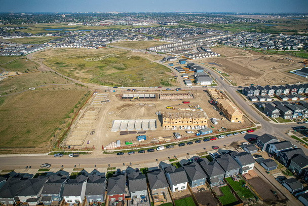 Luchtfoto van Rosewood, dat is een voornamelijk woonwijk in aanbouw in het zuidoosten van Saskatoon, Saskatchewan, Canada - Foto, afbeelding