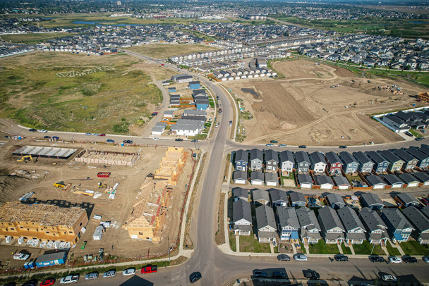 Veduta aerea di Rosewood che è un quartiere principalmente residenziale in costruzione nel sud-est Saskatoon, Saskatchewan, Canada - Foto, immagini