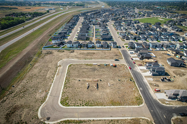 Veduta aerea di Rosewood che è un quartiere principalmente residenziale in costruzione nel sud-est Saskatoon, Saskatchewan, Canada - Foto, immagini