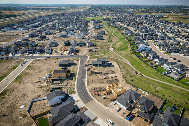 Vue aérienne de Rosewood, un quartier principalement résidentiel en construction dans le sud-est de Saskatoon, Saskatchewan, Canada - Photo, image