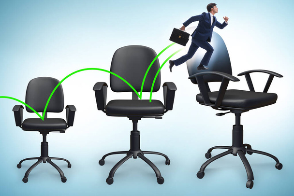 Propagační koncept s podnikatelem a židlemi - Fotografie, Obrázek