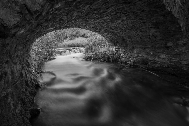 El río Weir Water fluye bajo el puente de los ladrones en el Parque Nacional Exmoor - Foto, imagen