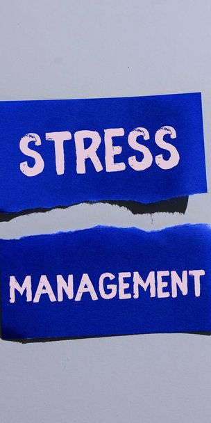 Znak tekstowy pokazujący zarządzanie stresem, Internet Pojęcie uczenia się sposobów zachowania i myślenia, które zmniejszają stres - Zdjęcie, obraz