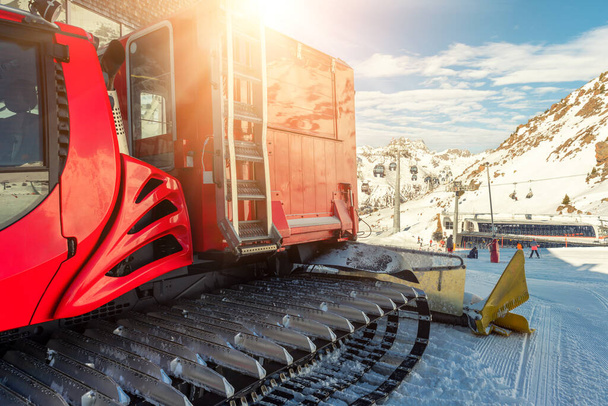 Punainen moderni lumikissa radalla lumiaura lumi hoitokone valmistelee laskettelurinne piste mäki alppihiihto talvella Resort Ischgl Itävallassa. Raskaat koneet vuoristo laitteet radan ajoneuvon. - Valokuva, kuva