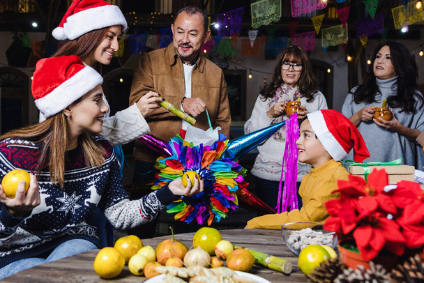 Mexican Posada, familia hispana Cantando villancicos en celebración navideña en México América Latina - Foto, Imagen