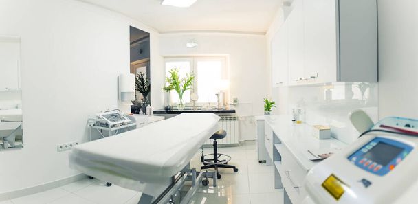 白と快適なSPAベッドの顔や体の治療のための専門的、清潔で衛生的な部屋の真ん中に立っている。広いコピースペースのショット。高品質の写真 - 写真・画像