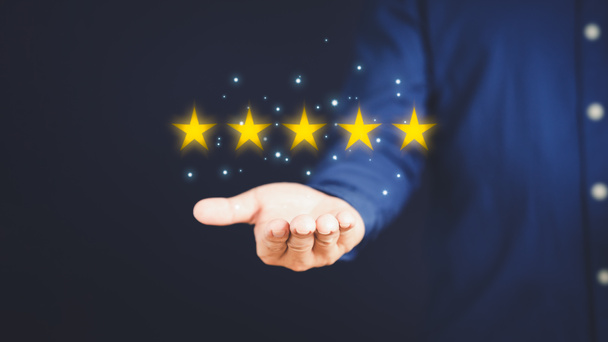 Hombre dar comentarios positivos para encuestas de satisfacción del cliente, calificación de cinco estrellas, comentarios de evaluación del cliente, satisfacción de calificación de servicio y concepto testimonial. - Foto, imagen