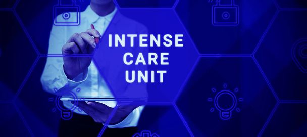 Tekstbord met Intense Care Unit, Conceptuele foto een eenheid in een ziekenhuis met intensieve zorg voor ernstig zieken of gewonden - Foto, afbeelding