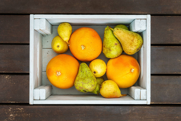 熟した柑橘類と各種梨の木の箱 - 写真・画像