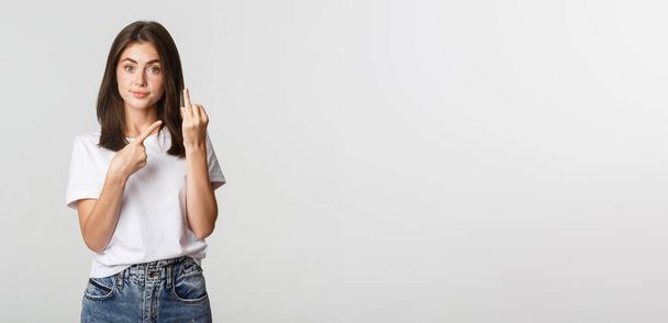 Nespokojená brunetka dívka stěžující si na přítele, ukazuje na prst bez snubního prstenu. - Fotografie, Obrázek