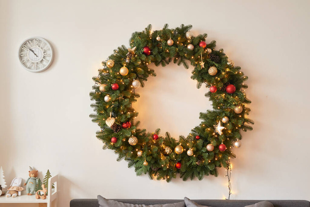 クリスマスと新年の装飾の背景。クリスマスツリーとおもちゃ。サンタさんの家。休日のアパートインテリア. - 写真・画像
