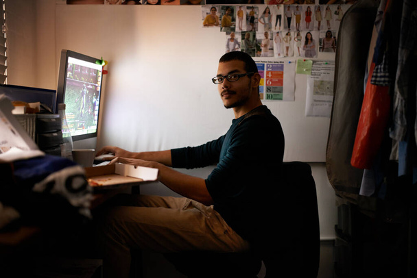 Работаю над новой игрой. молодой программист, сосредоточенный на своей работе - Фото, изображение