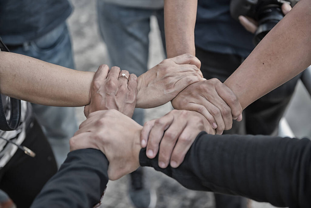 Professionelle junge Geschäftsleute geben sich die Hand, vereint, verbinden sich, kombinieren die Hände, um positive, einheitliche, freiwillige, Teamwork-Konzepte zum Ausdruck zu bringen - Foto, Bild