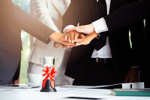 Teamwork-Geschäftsleute legen Hand an, um im Geschäft erfolgreich zu sein. - Foto, Bild