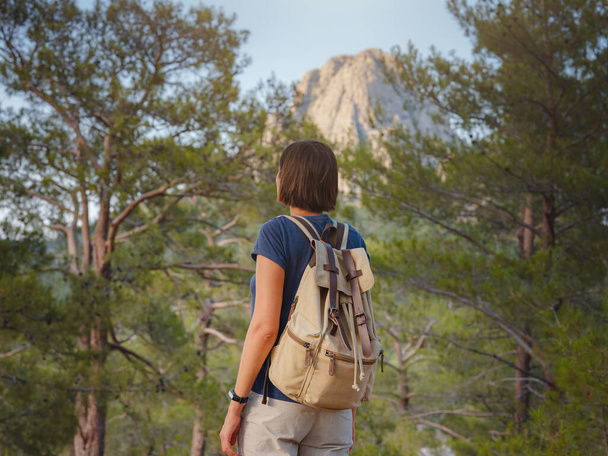 viaggiatore donna a piedi da Lycian Way sentiero montagne in Turchia vicino Antalya. concetto di vita all'aria aperta, benessere fisico e mentale, disintossicazione digitale - Foto, immagini
