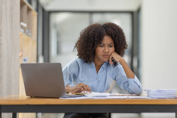 afro-amerikai család hangsúlyozta, miközben dolgozik a laptop, fáradt szomorú nő fejfájással émelygés munkahelyi irodai másolás tér.  - Fotó, kép