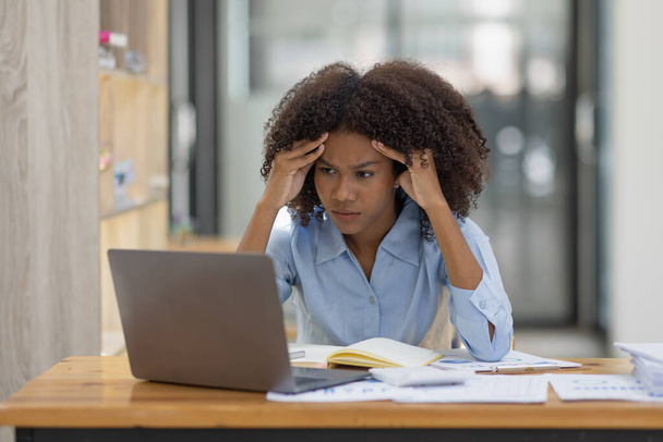 afro-américaine famille stressée tout en travaillant sur ordinateur portable, Fatigué femme triste avec maux de tête se sentir malade au bureau copie espace.  - Photo, image