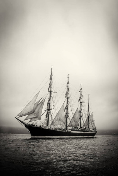 Vieux navire avec des ventes blanches en noir et blanc
 - Photo, image