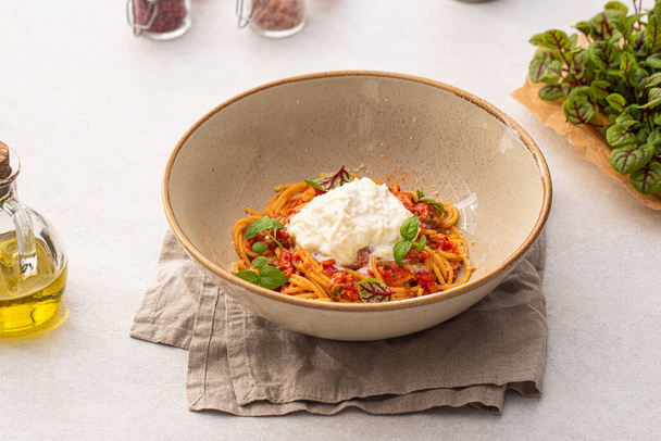 Porción de pasta gourmet de espagueti arrabbiata con rosbif - Foto, Imagen