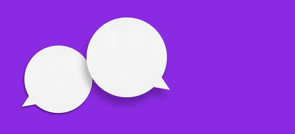 Libro blanco en forma de burbujas de habla sobre un fondo púrpura. Burbujas de comunicación.Diseño - Foto, imagen