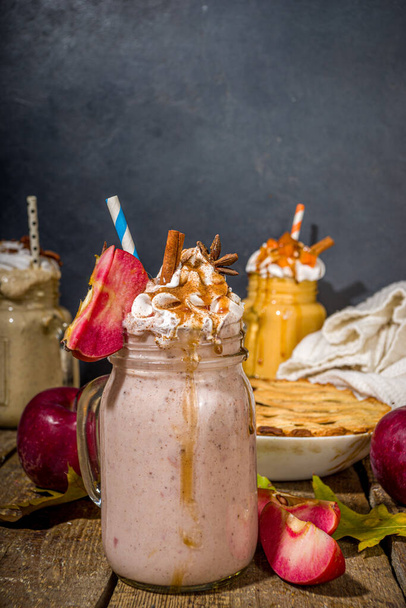 Apple pie smoothie. Crazy shake cocktail with traditional autumn apple pecan flavor, wooden dark background copy space - Fotografie, Obrázek
