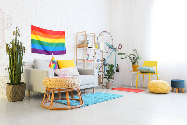 快適なソファ、棚ユニット、自転車や虹の旗とモダンなリビングルームのインテリア - 写真・画像