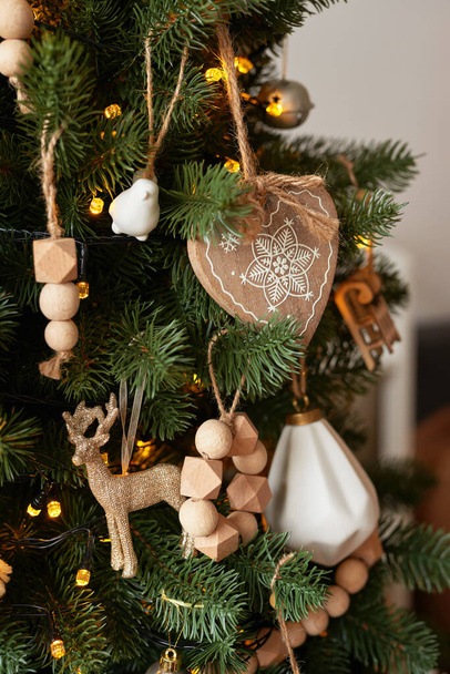 Fondo de decoración de Navidad y Año Nuevo. Árbol de Navidad y juguetes. Residencia de Santa. Apartamento de vacaciones interior - Foto, imagen