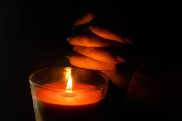 Karanlık geçmişi olan bir kadın, sakin bir kız dua ediyor, Noel tatili konsepti.. - Fotoğraf, Görsel