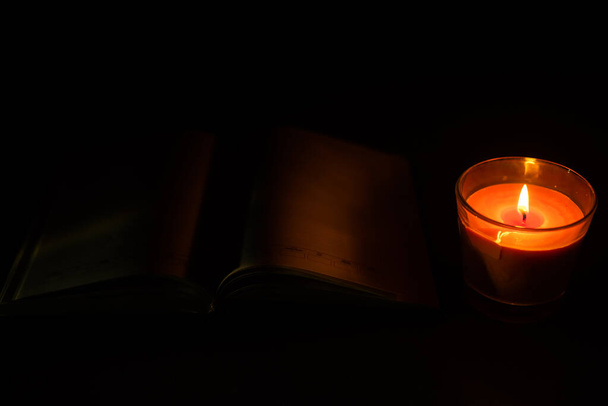 свеча и блокнот. - Фото, изображение