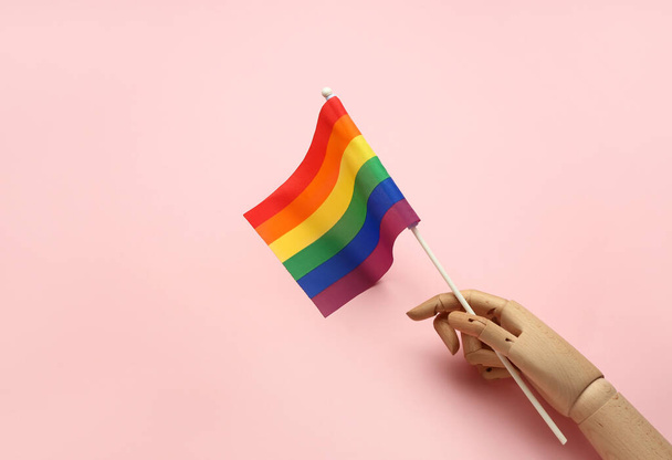 Fa kéz LMBT zászló rózsaszín háttér - Fotó, kép