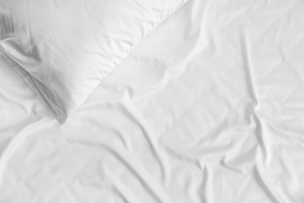 Lenzuolo bianco e cuscino morbido, primo piano - Foto, immagini
