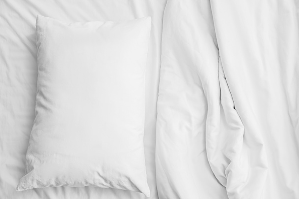Μαλακό τσαλακωμένο κρεβάτι και μαξιλάρι, closeup - Φωτογραφία, εικόνα