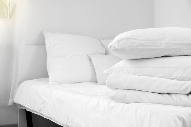Pilha de travesseiros e cobertor em cama confortável - Foto, Imagem