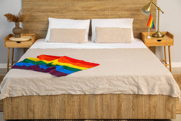 Interieur van lichte slaapkamer met LGBT vlaggen - Foto, afbeelding