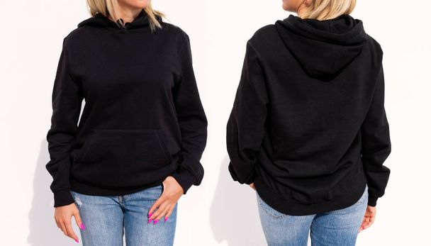 Model trägt schwarzen Kapuzenpulli für Frauen, Attrappe für eigenes Design - Foto, Bild