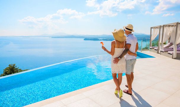 Gazdag pár élvezi gyönyörű kilátás nyílik a tengerre luxus mediterrán villa - Fotó, kép