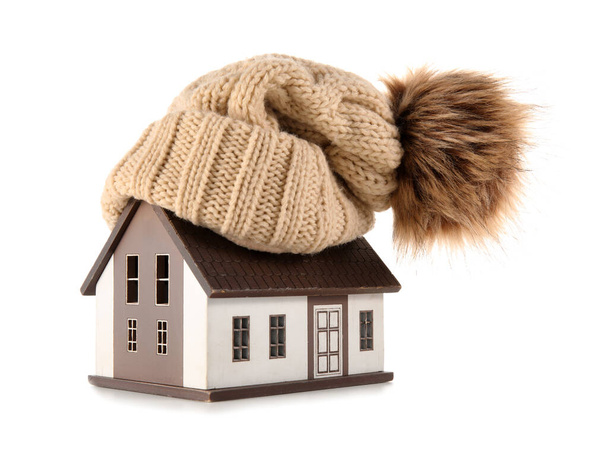 白い背景に帽子付きの家のモデル。暖房コンセプト - 写真・画像