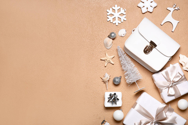 Táska karácsonyi dekoráció, ajándékok és kagylók bézs alapon - Fotó, kép