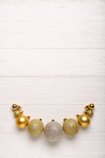 Композиція з красивими новорічними кульками на світлому дерев'яному фоні
 - Фото, зображення