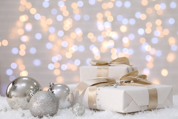 Boncuklu Noel baloları ve bulanık ışıklara karşı karda hediyeler - Fotoğraf, Görsel